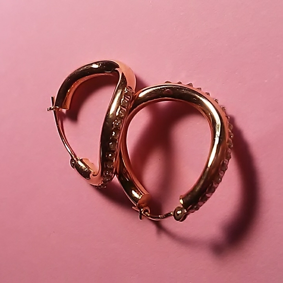 Real natural Diamond 14k solid gold wavy hoop earrings! - Picture 3 of 7